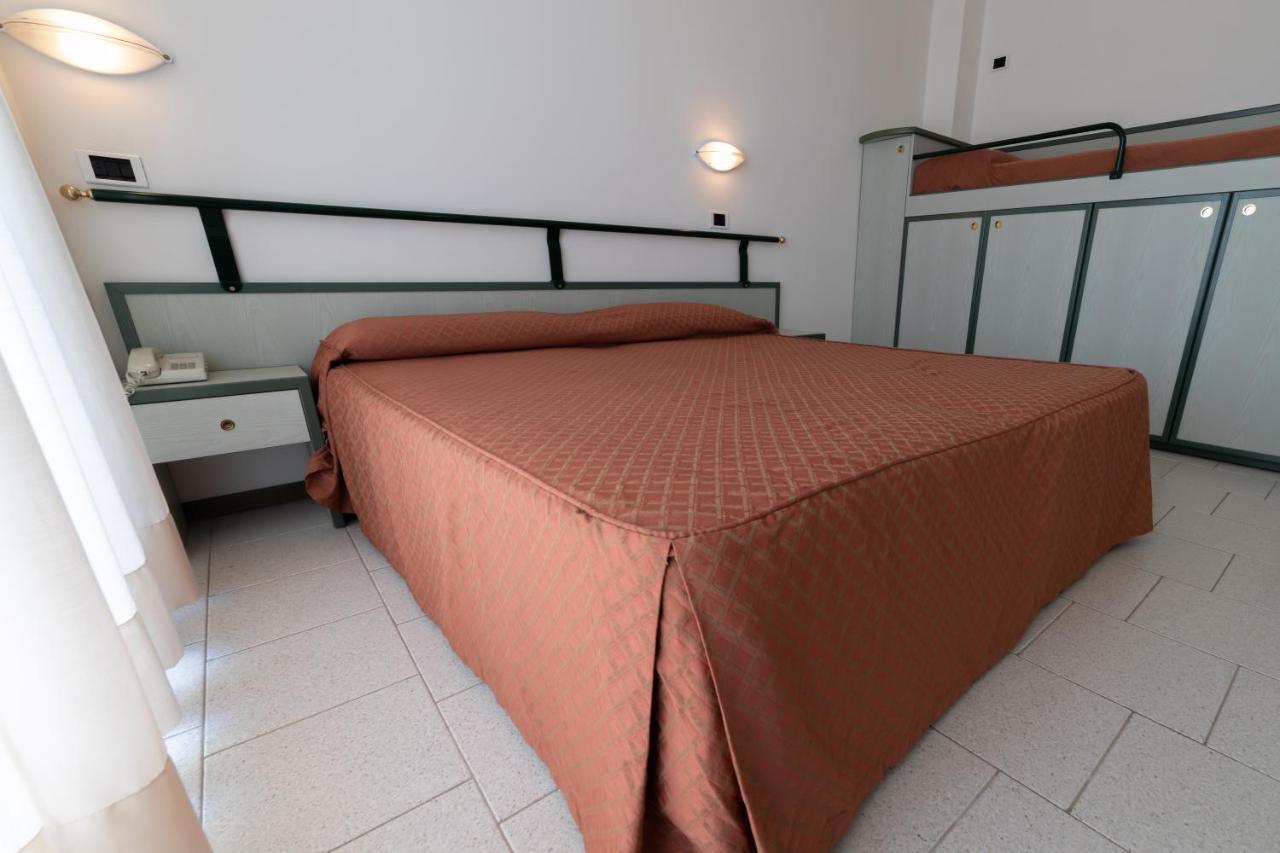 Residence Hotel Club House Cattolica Extérieur photo