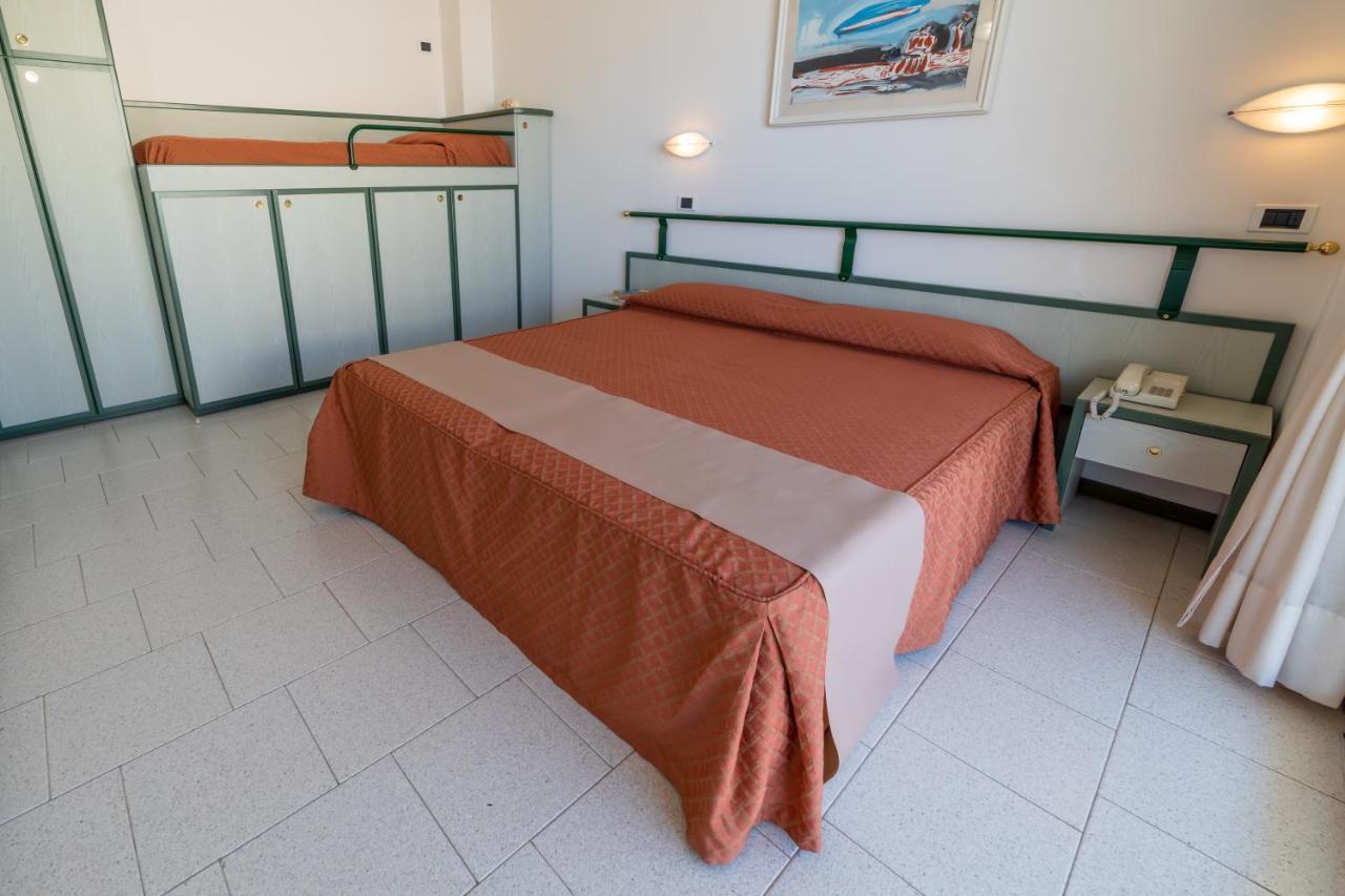Residence Hotel Club House Cattolica Extérieur photo