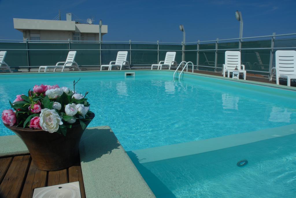 Residence Hotel Club House Cattolica Extérieur photo