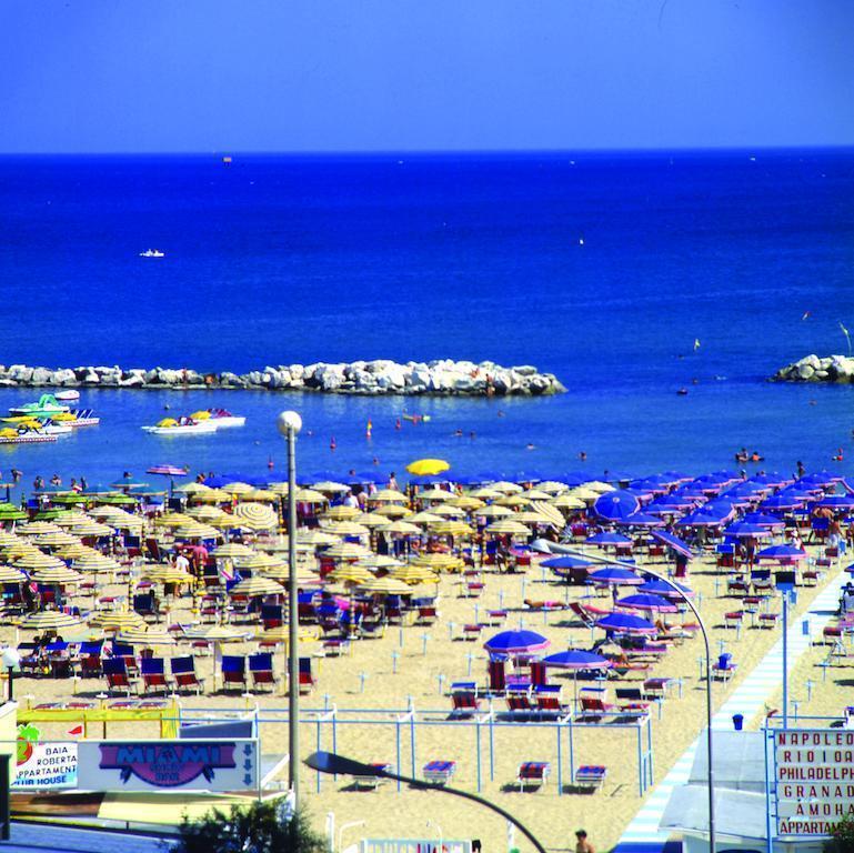 Residence Hotel Club House Cattolica Extérieur photo