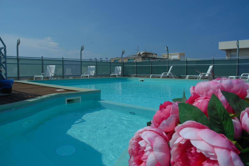 Residence Hotel Club House Cattolica Extérieur photo